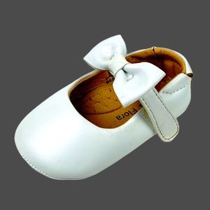 Felix & Flora Infant White “ Bear Mall”Mary Janes Size 3.5 (130)